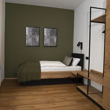 Holzfellas Hotel *